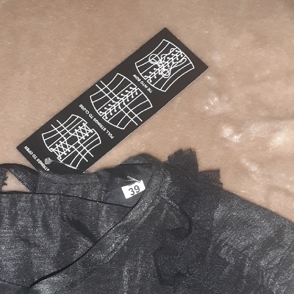 Elegant Black Ruffled Corset - Picture 4 of 9